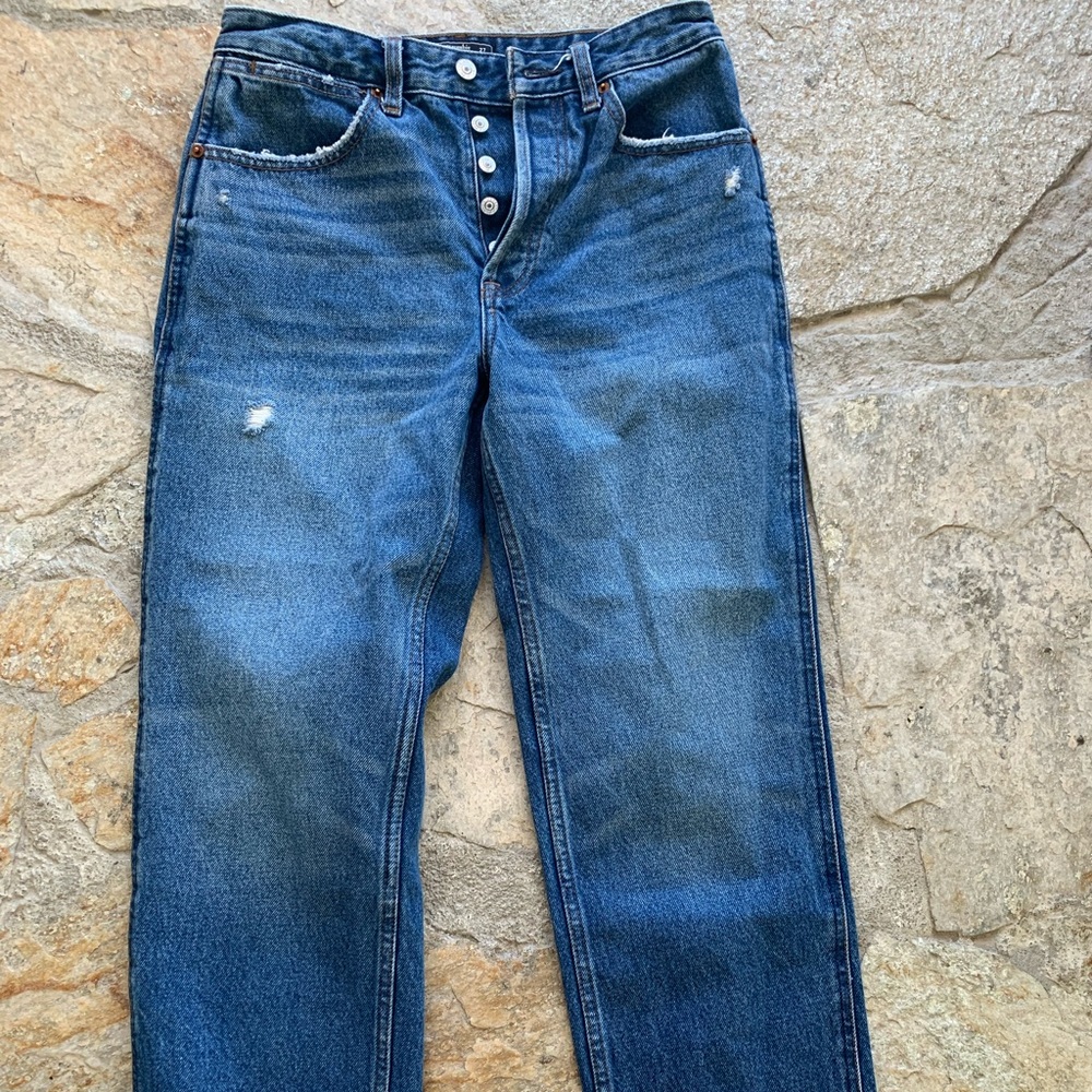 Wide leg and we’re coming in Fitch jeans size 27